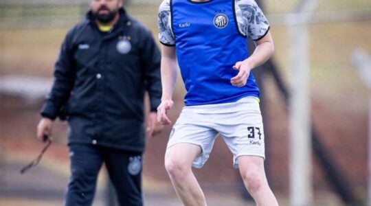 O zagueiro Bernardo, em treino do Operário: filho de Ricardinho