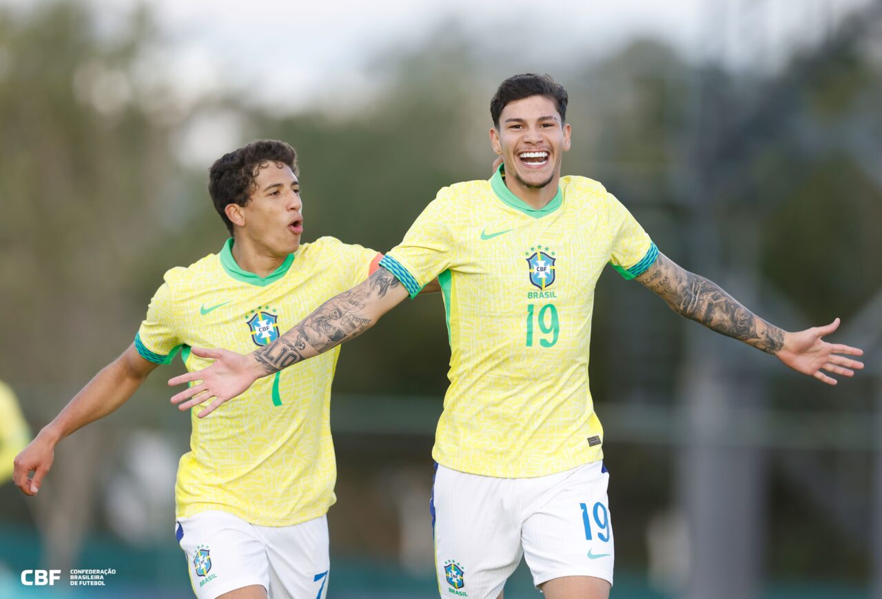 João Cruz, do Athletico, e Erick Belé, do Palmeiras,