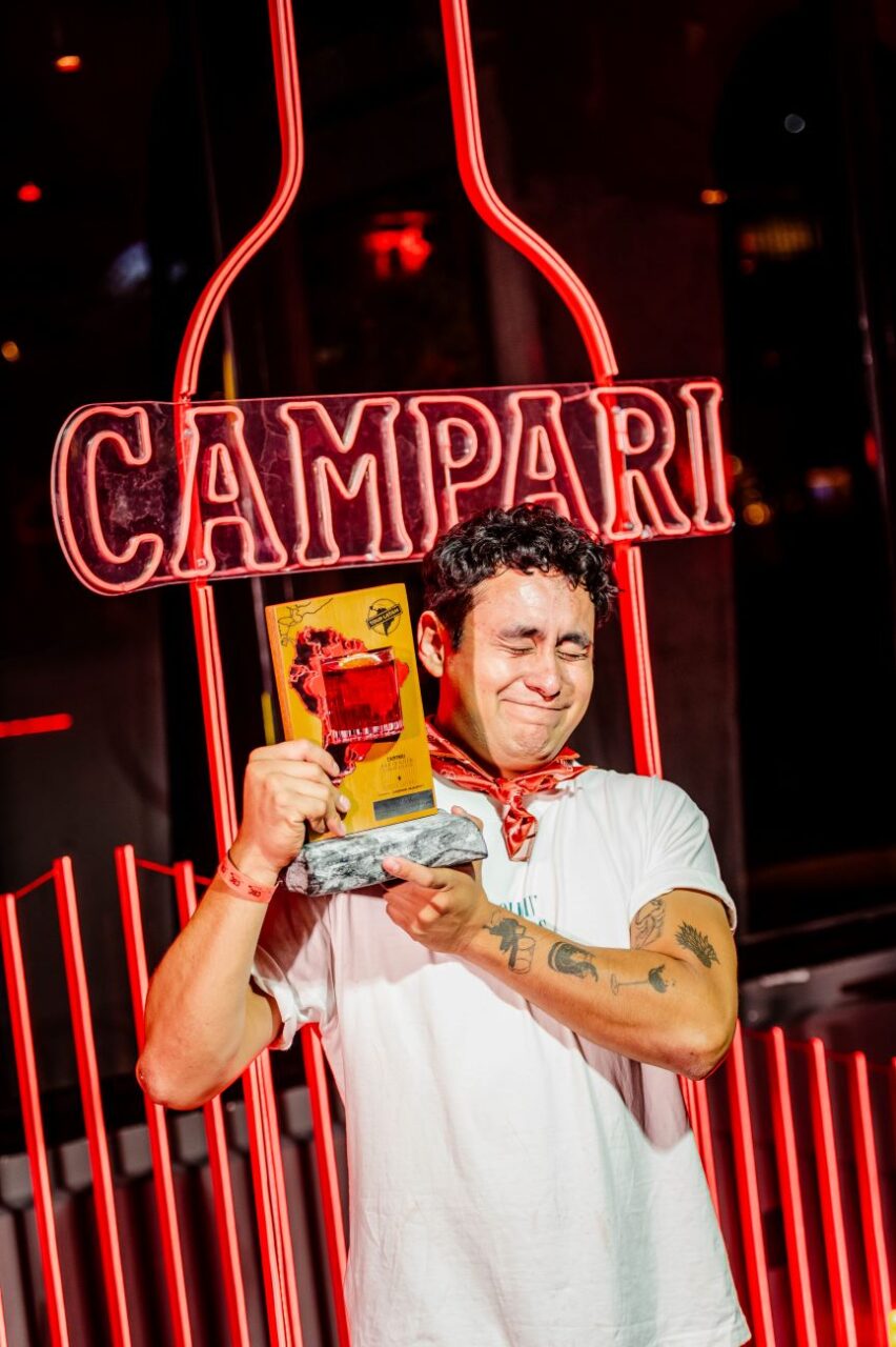 Jorge Urbano comemora a premiação (foto @nubrafasari)