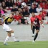 O lateral-esquerdo Marcelo Hermes, em ação pelo Criciúma, contra o Athletico