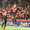 Mendoza e Esquivel comemoram gol do Athletico contra o São Paulo