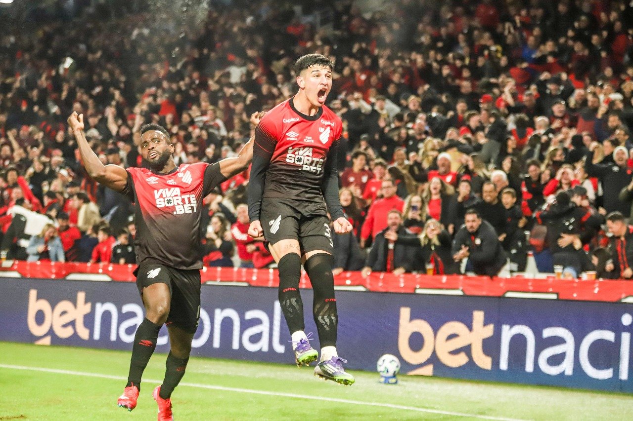 Mendoza e Esquivel comemoram gol do Athletico contra o São Paulo