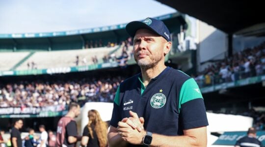 O técnico Mozart, do Coritiba, no Couto Pereira