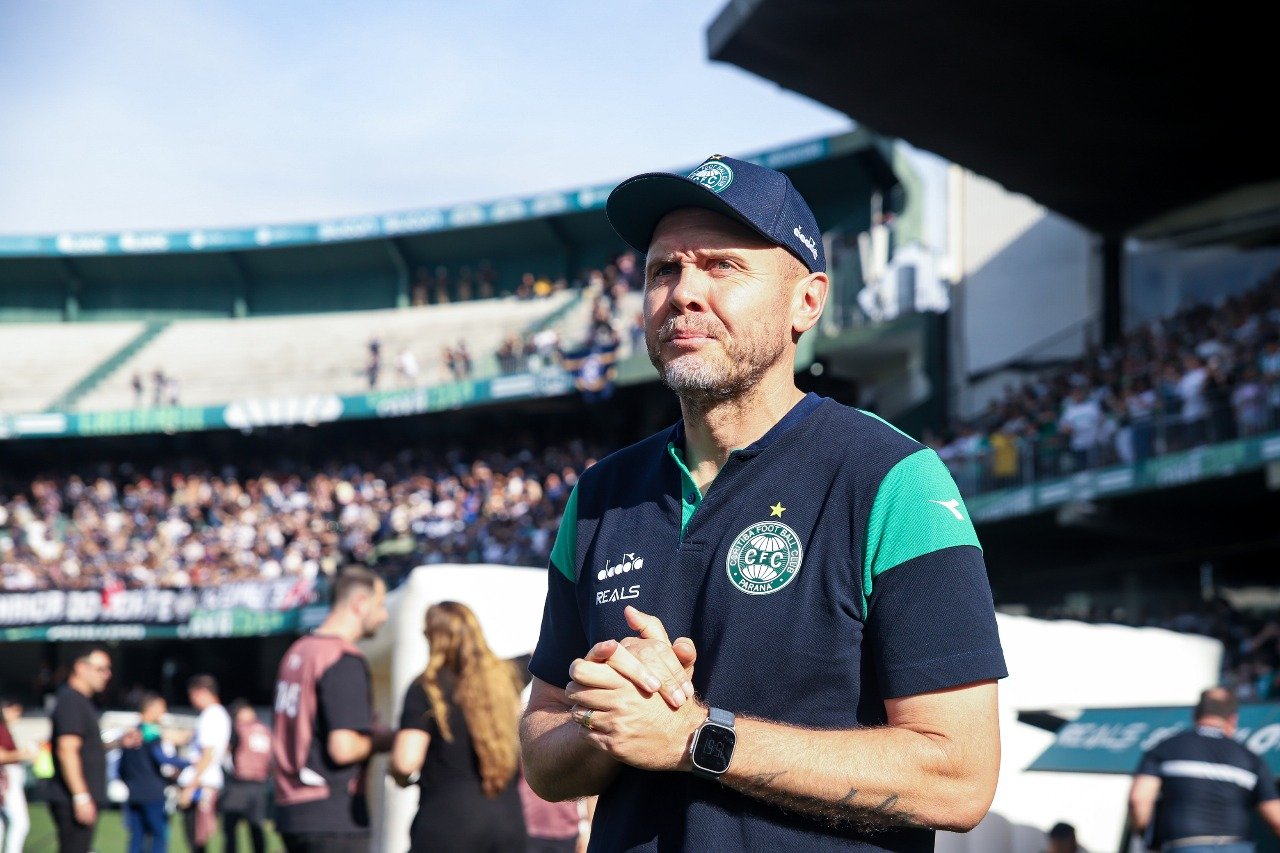O técnico Mozart, do Coritiba, no Couto Pereira