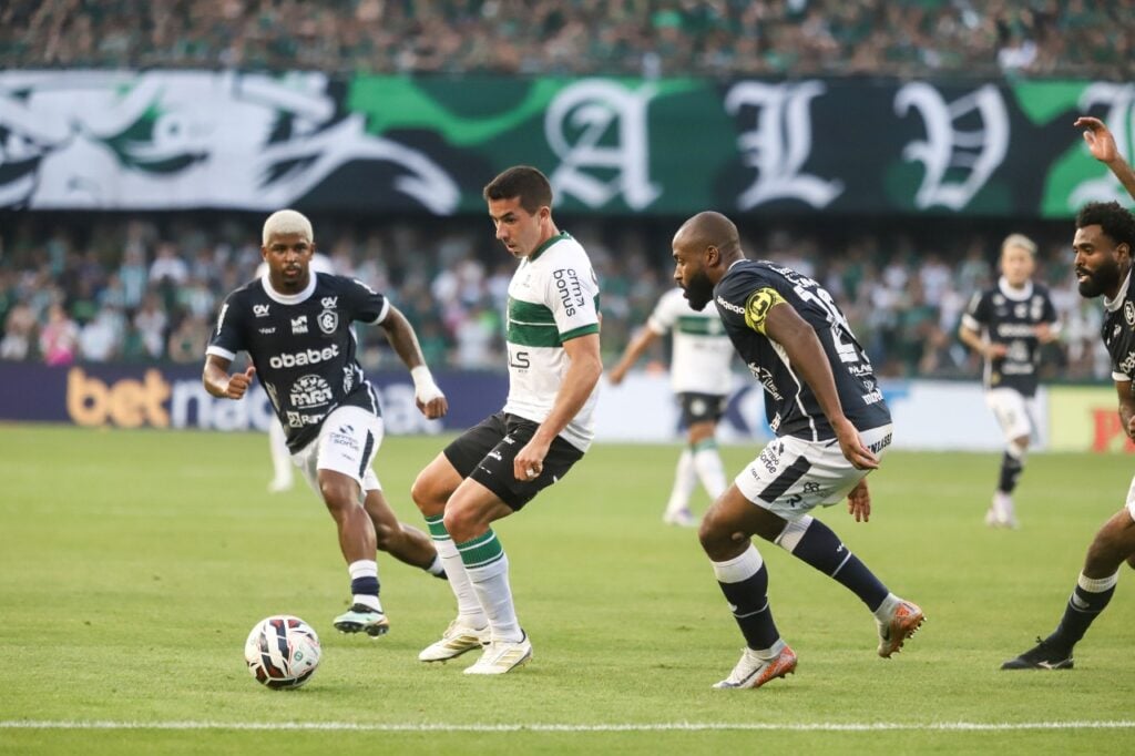 Carlos De Pena, do Coritiba, contra o Remo