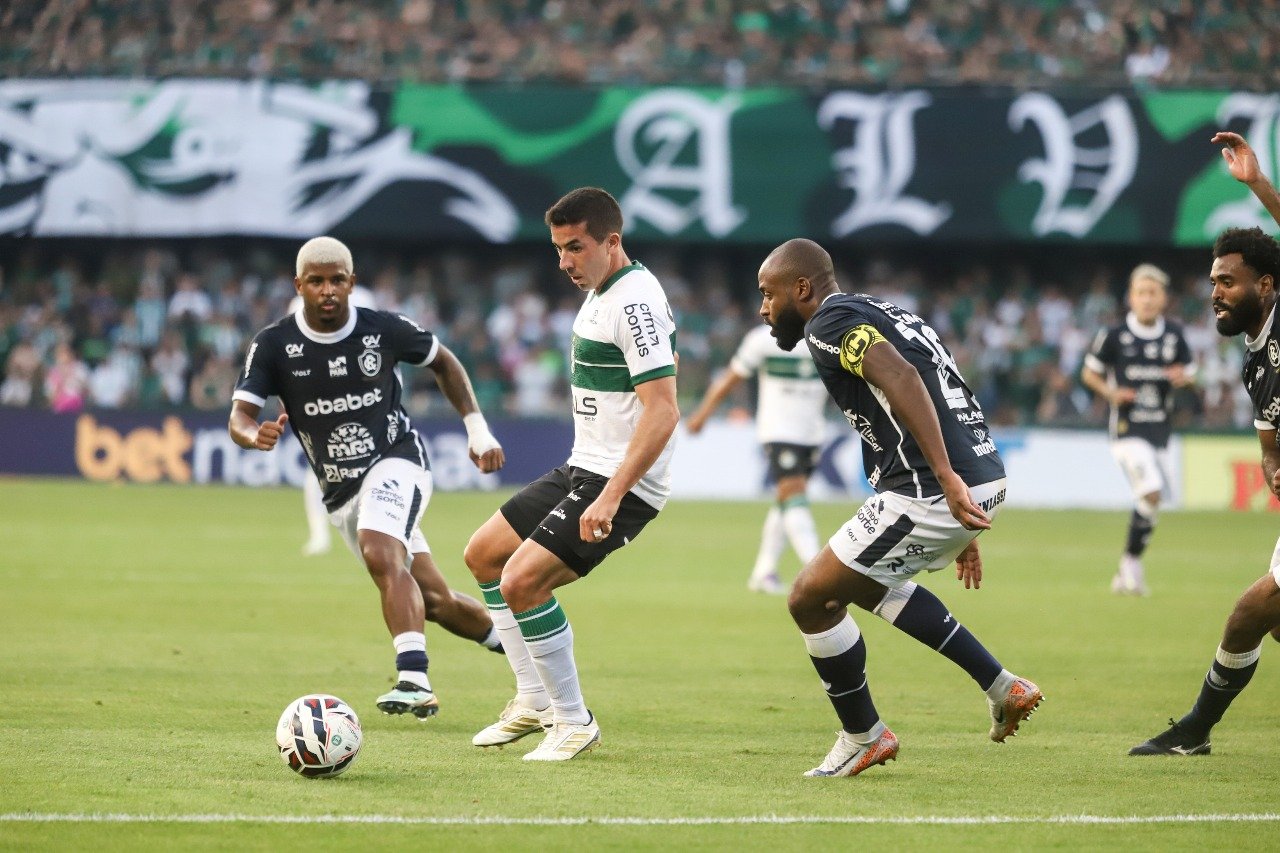 Carlos De Pena, do Coritiba, contra o Remo