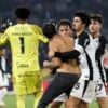Torcedor invade o gramado em Athletico x Corinthians
