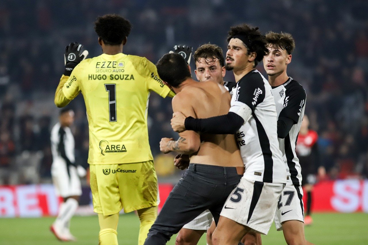 Torcedor invade o gramado em Athletico x Corinthians