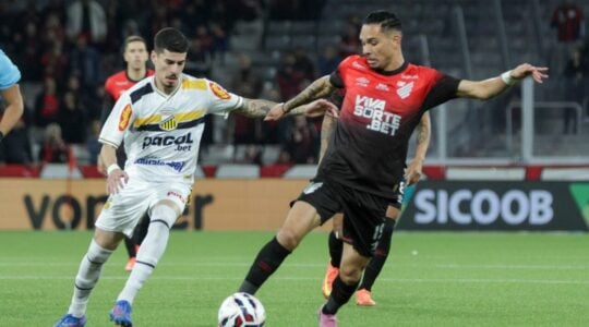 O atacante Luiz Fernando, do Athletico, contra o Novorizontino