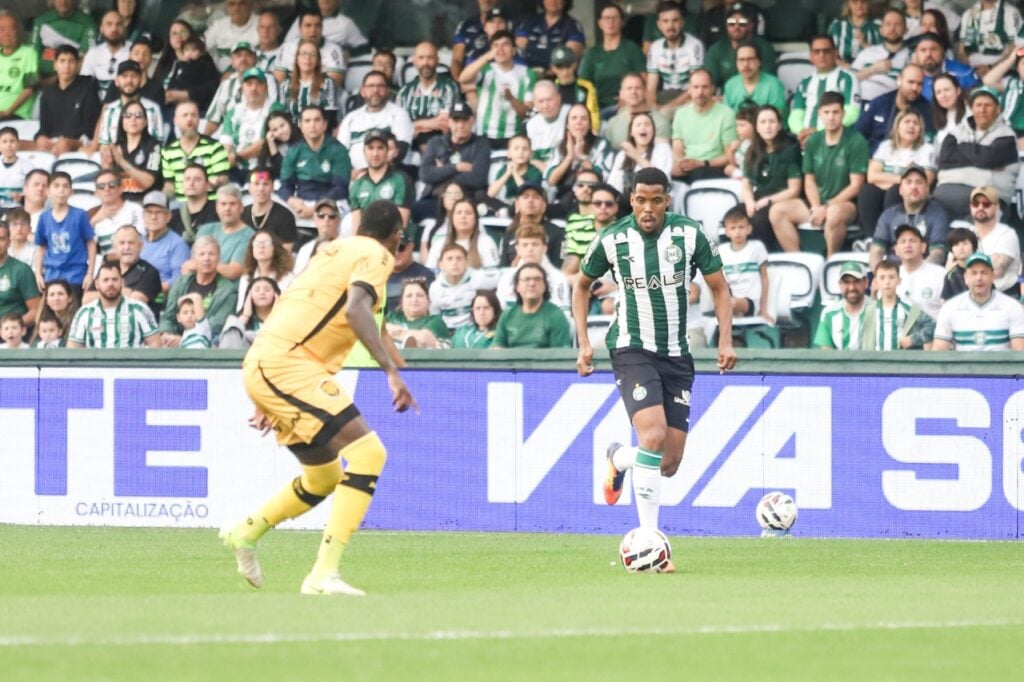 Iury Castilho, do Coritiba, enfrenta o Amazonas