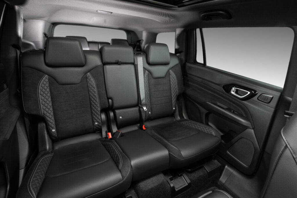 Jeep_Commander_Blackhawk_My26_020
