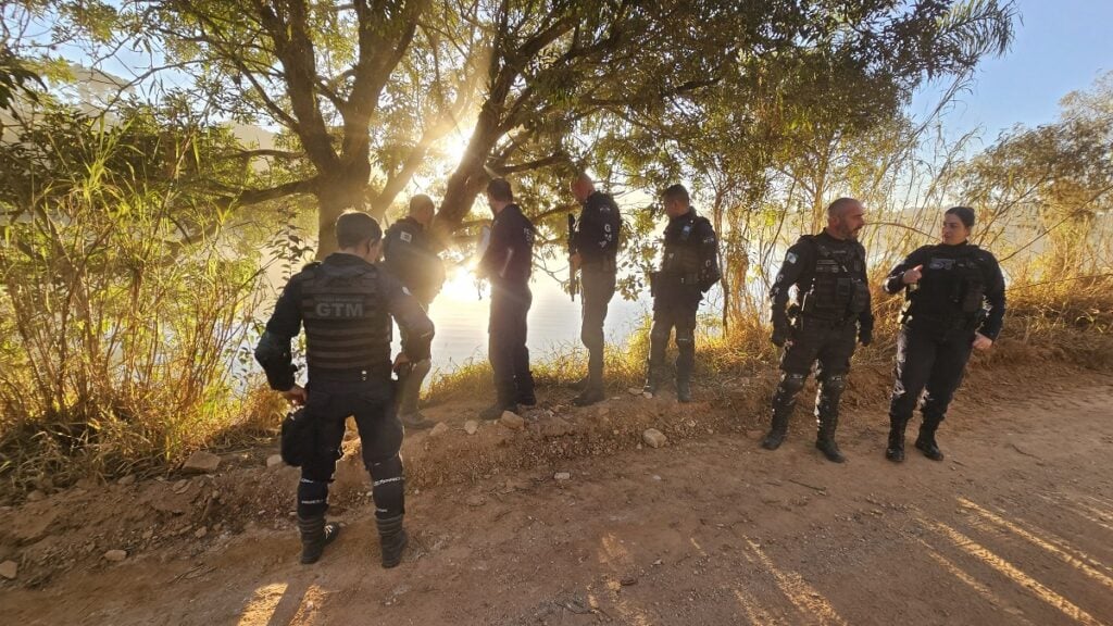 Policiais na Represa do Passaúna, no local do corpo encontrado