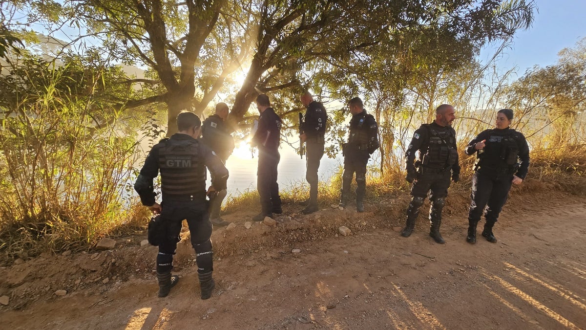 Policiais na Represa do Passaúna, no local do corpo encontrado