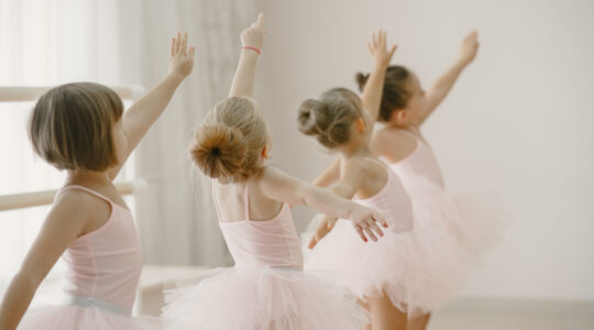 Child girls is studying ballet