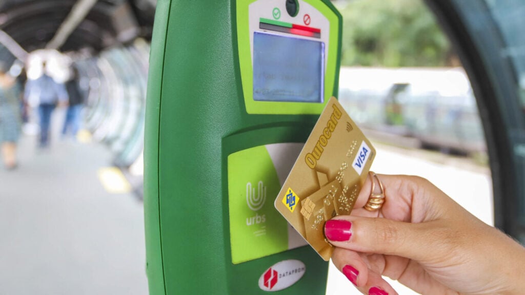 Cobrança inesperada de passagens de ônibus em cartão de crédito