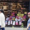 Comércio – imagens de consumidores e vendedores em lojas no comércio varejista na região do Sítio Cercado em Curitiba. – lojas de roupas – utensílios domésticos – celulares – viaturas da polícia militar nas ruas – trânsito movimentado na rua Izak F