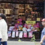 Comércio – imagens de consumidores e vendedores em lojas no comércio varejista na região do Sítio Cercado em Curitiba. – lojas de roupas – utensílios domésticos – celulares – viaturas da polícia militar nas ruas – trânsito movimentado na rua Izak F