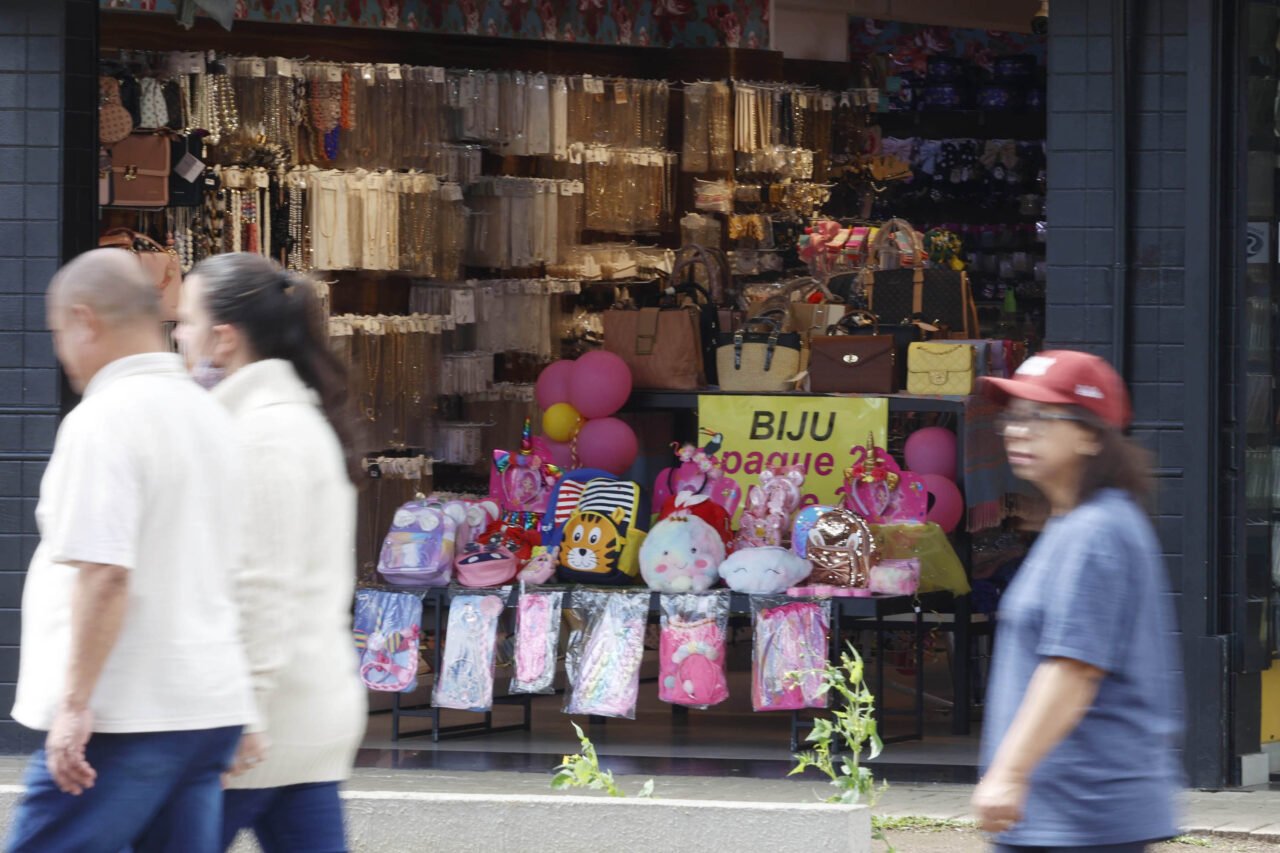 Comércio – imagens de consumidores e vendedores em lojas no comércio varejista na região do Sítio Cercado em Curitiba. – lojas de roupas – utensílios domésticos – celulares – viaturas da polícia militar nas ruas – trânsito movimentado na rua Izak F