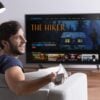 homem-assistindo-seu-filme-favorito-na-tv