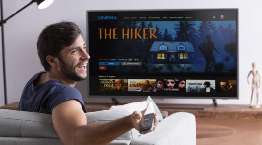 homem-assistindo-seu-filme-favorito-na-tv