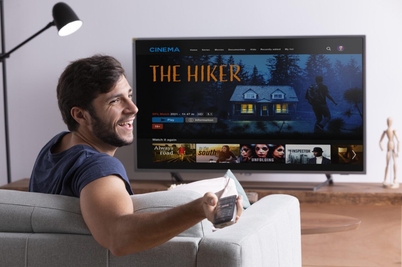 homem-assistindo-seu-filme-favorito-na-tv