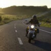 homem-de-tiro-completo-andando-de-moto