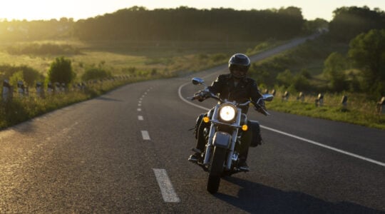 homem-de-tiro-completo-andando-de-moto