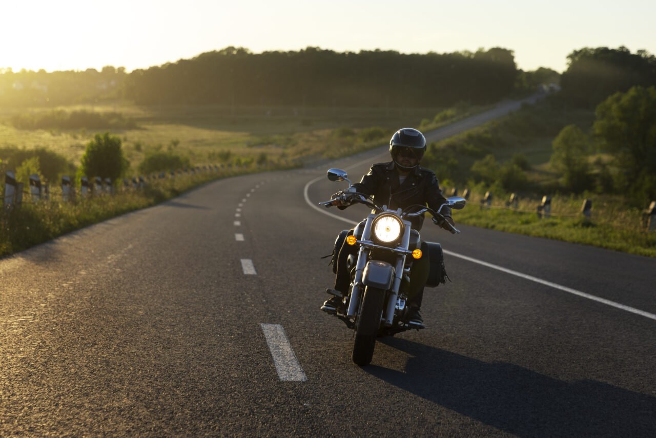 homem-de-tiro-completo-andando-de-moto