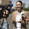 jornalista-entrevistando-uma-mulher