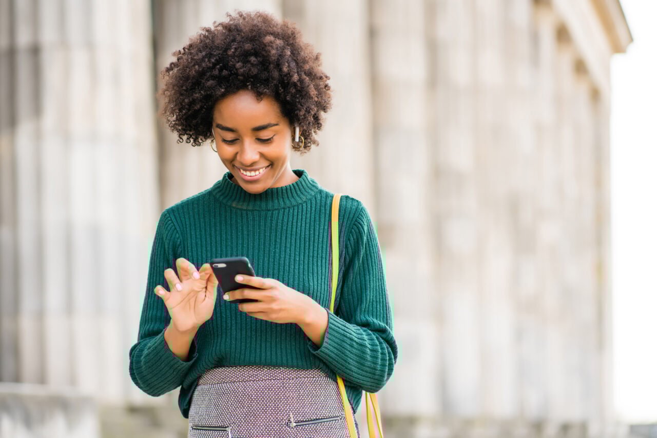 Business woman using her mobile phone outdoors.