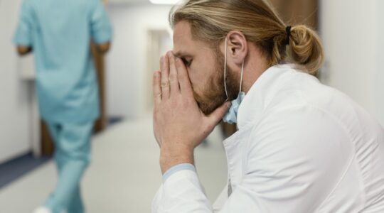 medico-cansado-tiro-medio-com-mascara