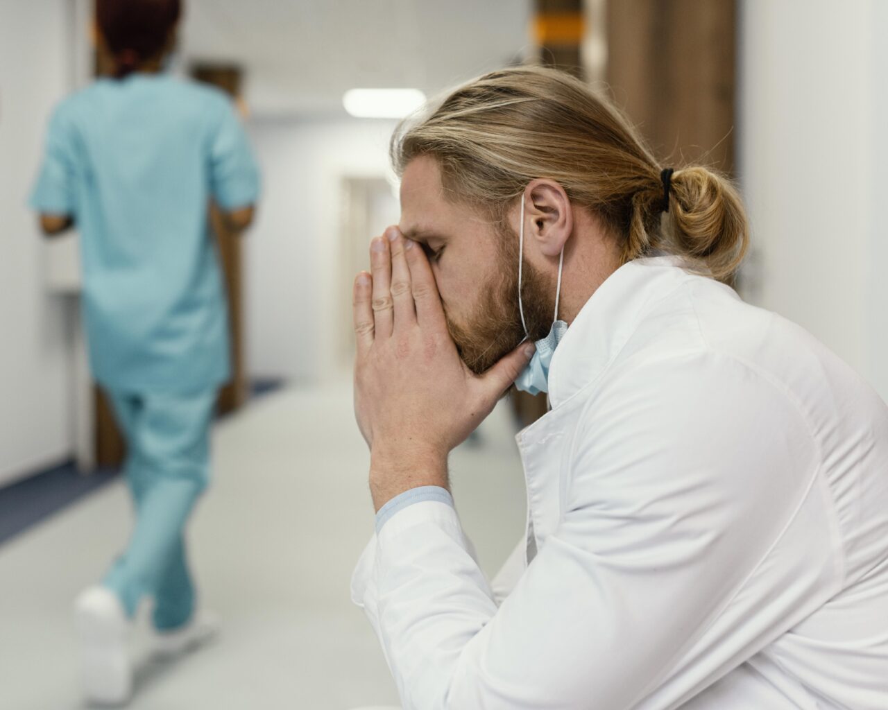 medico-cansado-tiro-medio-com-mascara