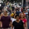 Comércio – imagens de consumidores e vendedores em lojas no comércio varejista na região central de Curitiba. – lojas de roupas – utensílios domésticos – celulares –