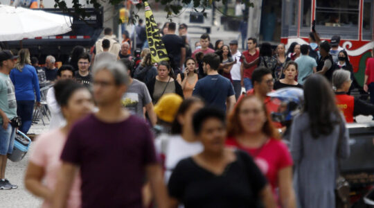 Comércio – imagens de consumidores e vendedores em lojas no comércio varejista na região central de Curitiba. – lojas de roupas – utensílios domésticos – celulares –
