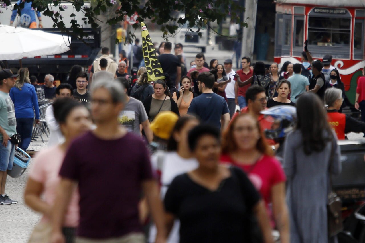 ComĂ©rcio – imagens de consumidores e vendedores em lojas no comĂ©rcio varejista na regiĂ£o central de Curitiba. – lojas de roupas – utensĂlios domĂ©sticos – celulares –