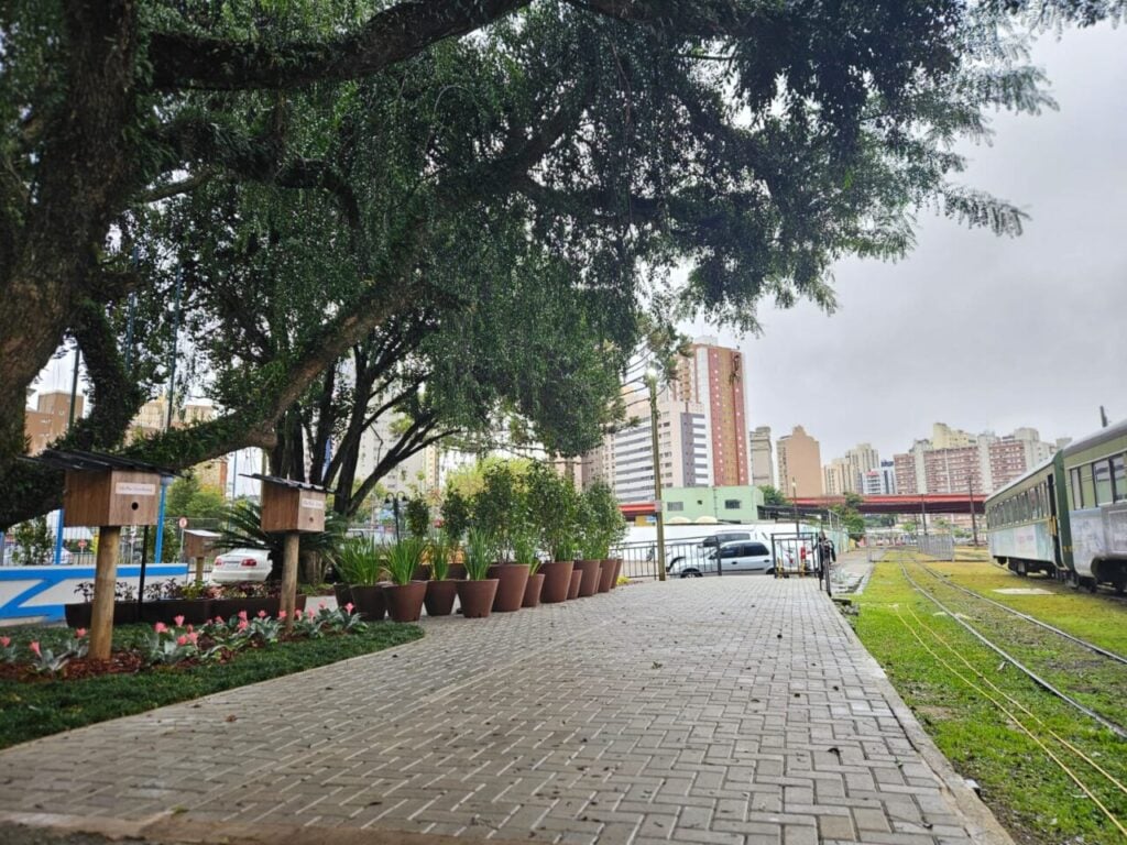 praca das nacoes trem
