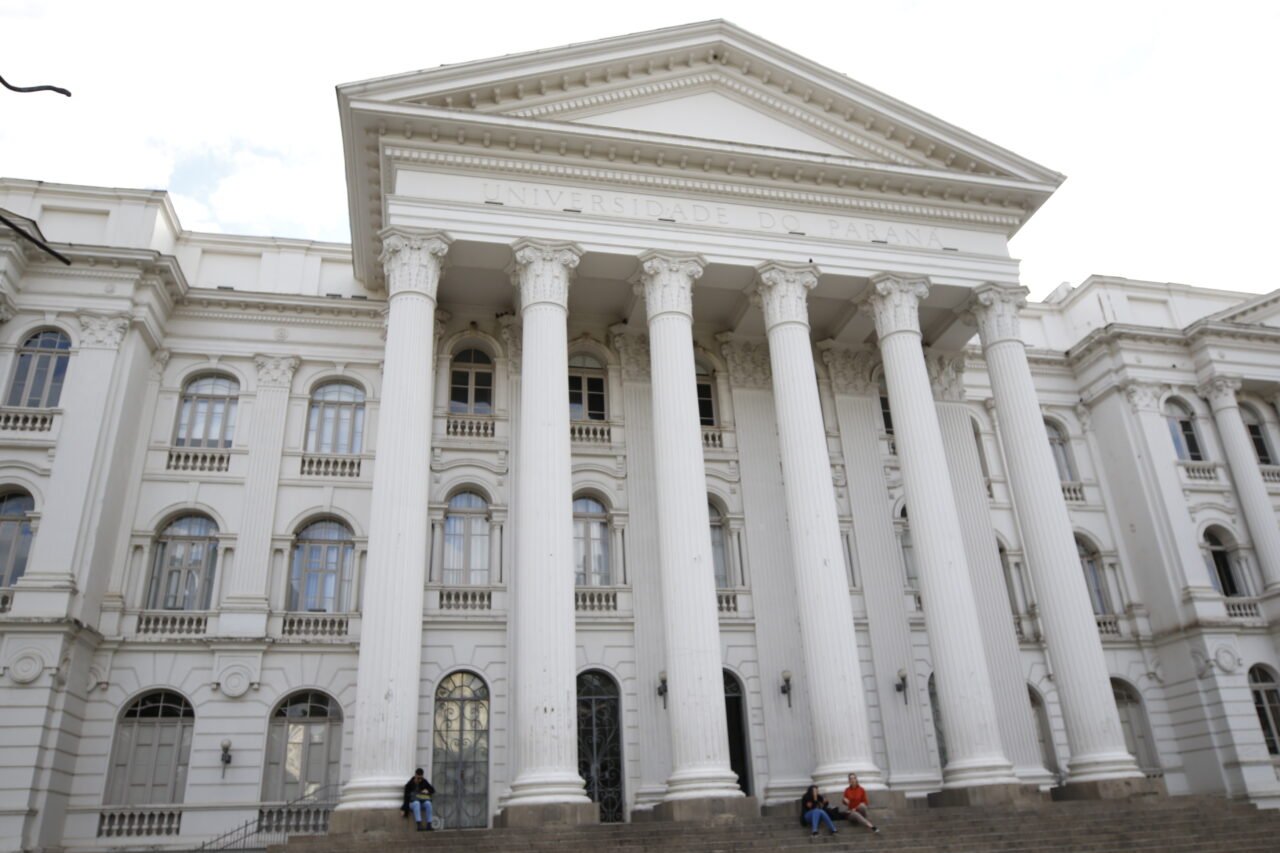 Professores da UFPR vão parar
