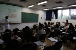 SALA DE AULA ESTUDANTES VOLTA AS AULAS DA UFPR