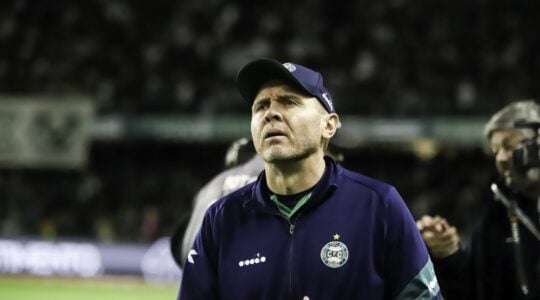 O técnico Mozart, em Coritiba x Goiás.