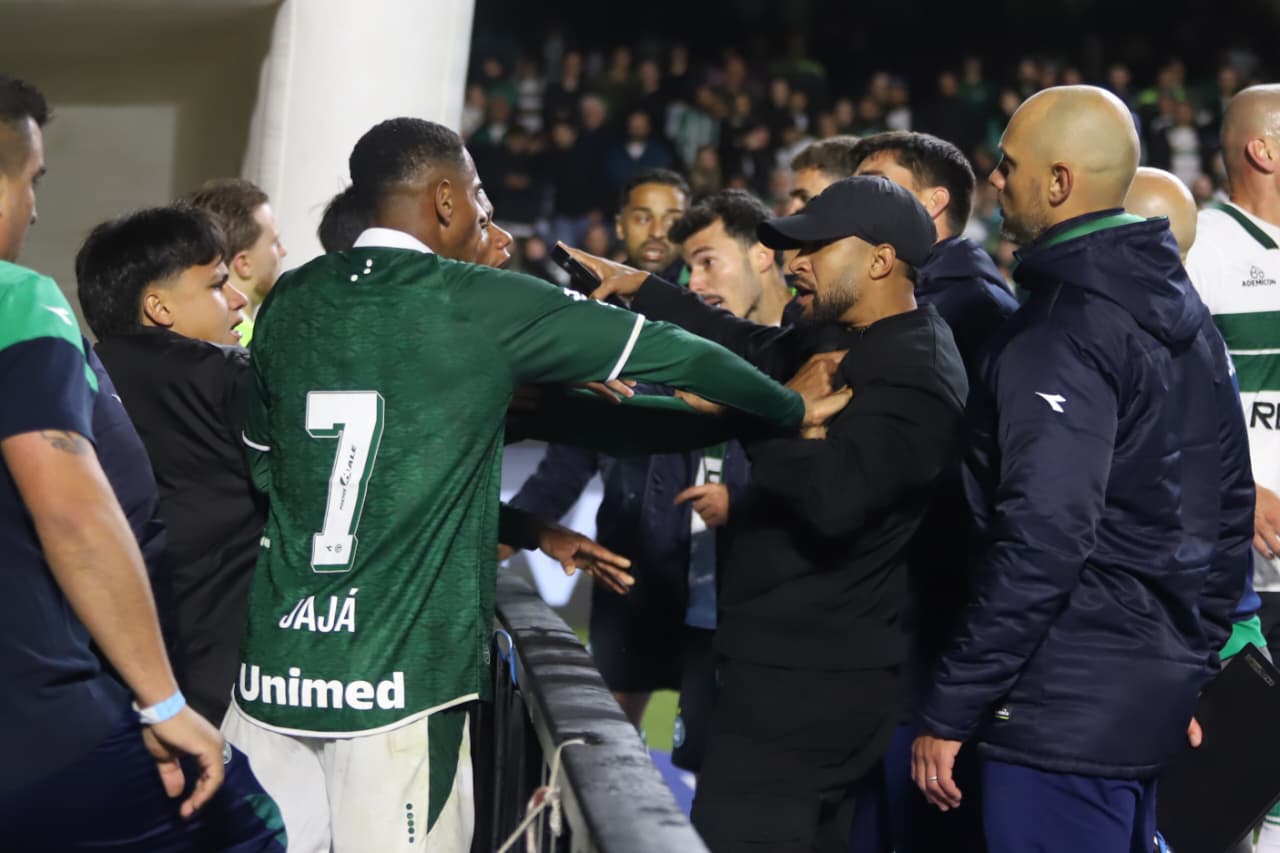 Confusão em Coritiba x Goiás.