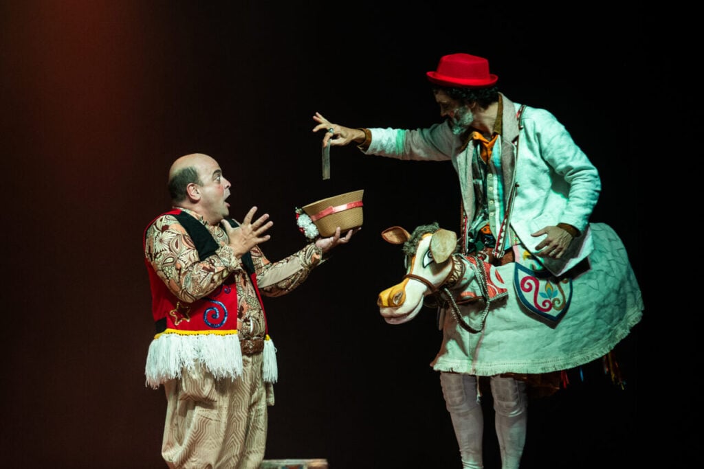 5) MUNDO SUASSUNA – foto ANDRESSA COSTA – atores esq-dir – FABIO ESPÓSITO E GÚRYVA – alta