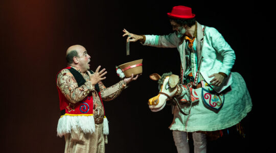 5) MUNDO SUASSUNA – foto ANDRESSA COSTA – atores esq-dir – FABIO ESPÓSITO E GÚRYVA – alta