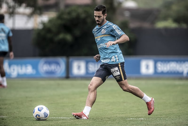 O meia Jean Mota, pelo Santos, em 2021 