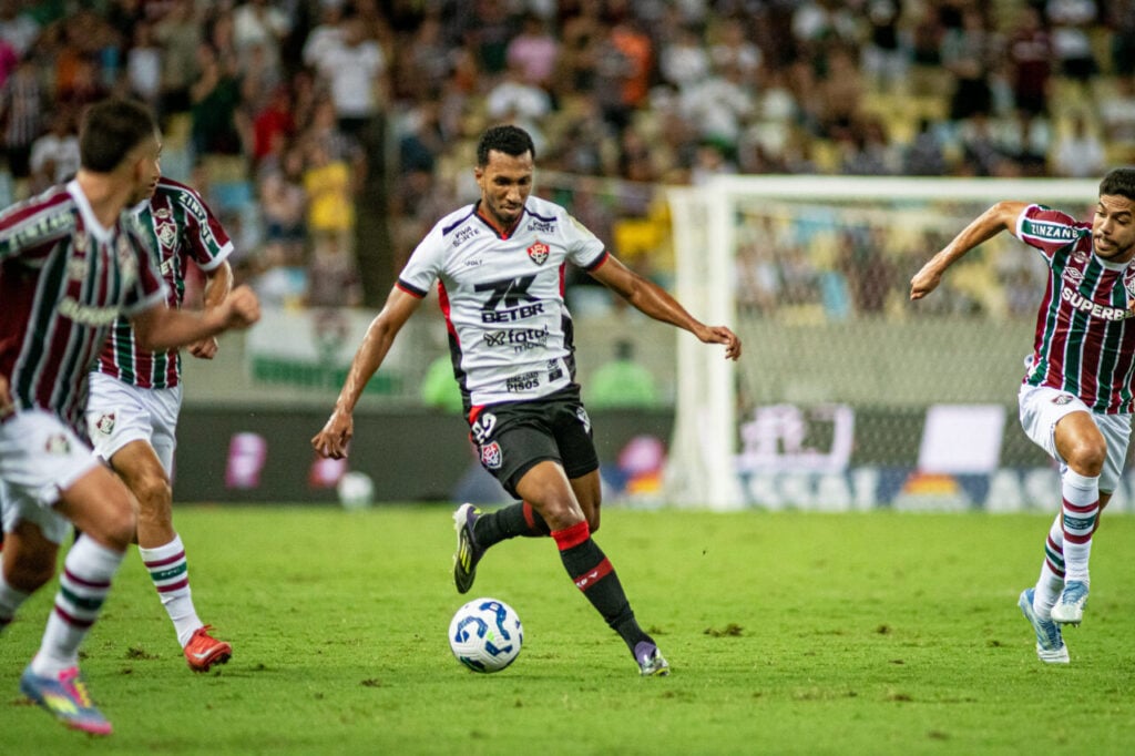 O ponta Lucas Braga, em Vitória x Fluminense: na mira do Coritiba