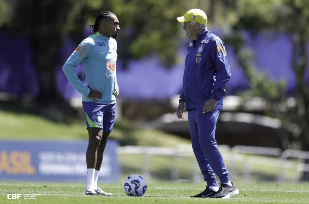 Raphinha e Ancelotti, em treino antes de Brasil x Chile