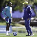 Raphinha e Ancelotti, em treino antes de Brasil x Chile