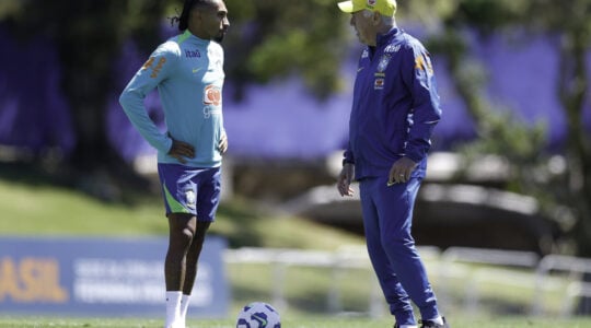 Raphinha e Ancelotti, em treino antes de Brasil x Chile