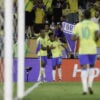 João Pedro e Estevão comemoram gol do Brasil sobre o Chile