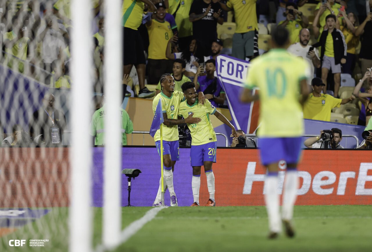 João Pedro e Estevão comemoram gol do Brasil sobre o Chile