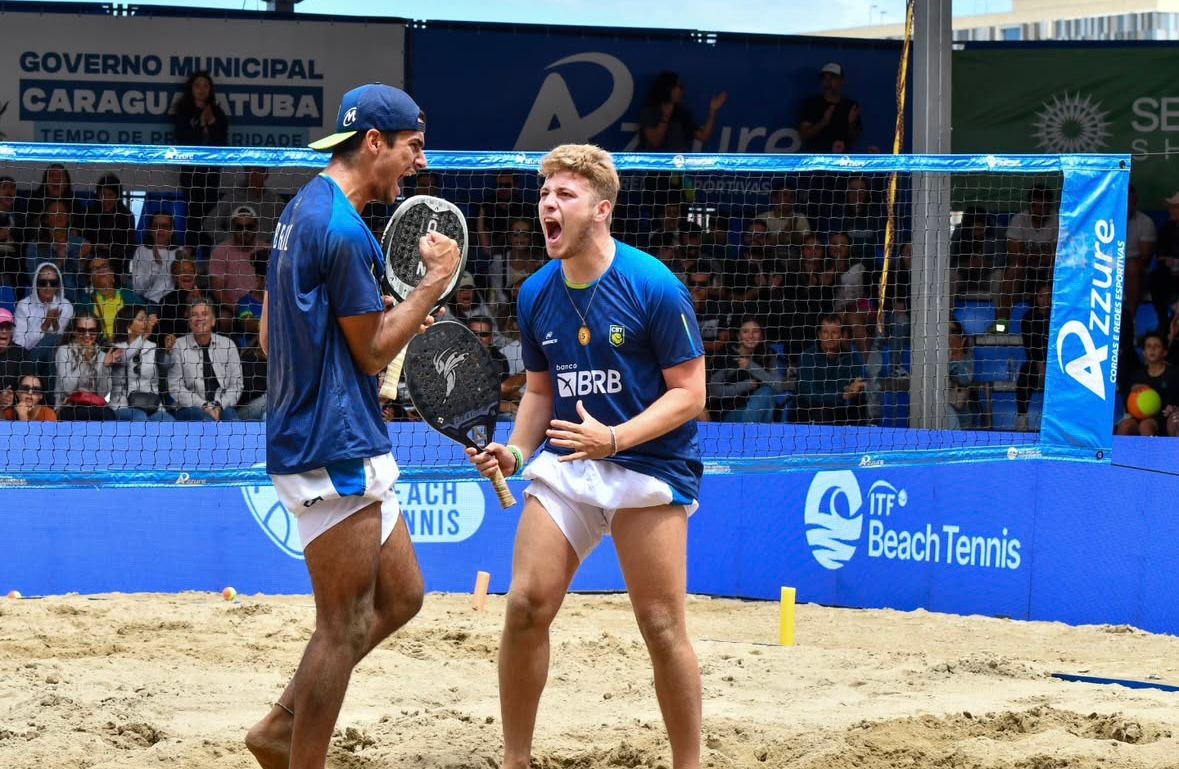 Giovanni Cariani à direita e Mola à esquerda: beach tennis